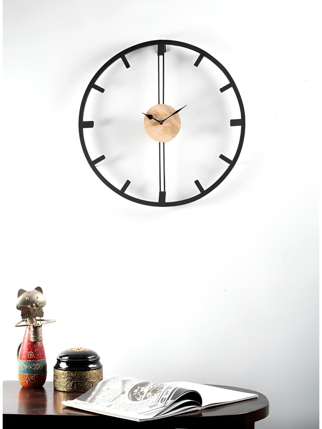 vedas Black Metal Round Analogue Wall Clock, Metallic