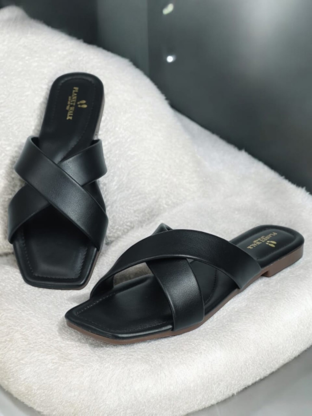 

PLANET WALK Women Open Toe Flats, Black