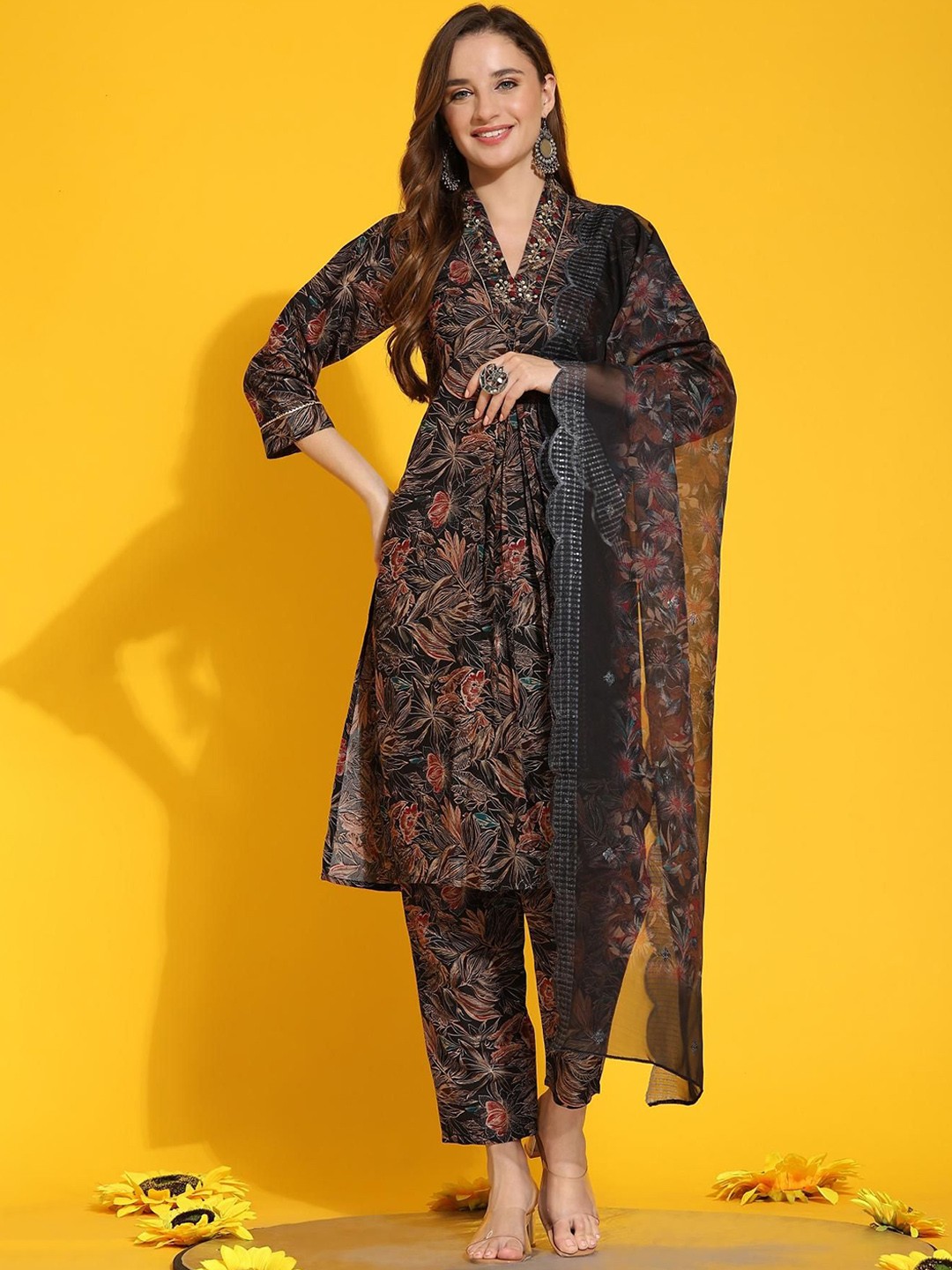 

Trendmalls Women Floral Printed Regular Sequinned Kurta with Trousers & With Dupatta, Black