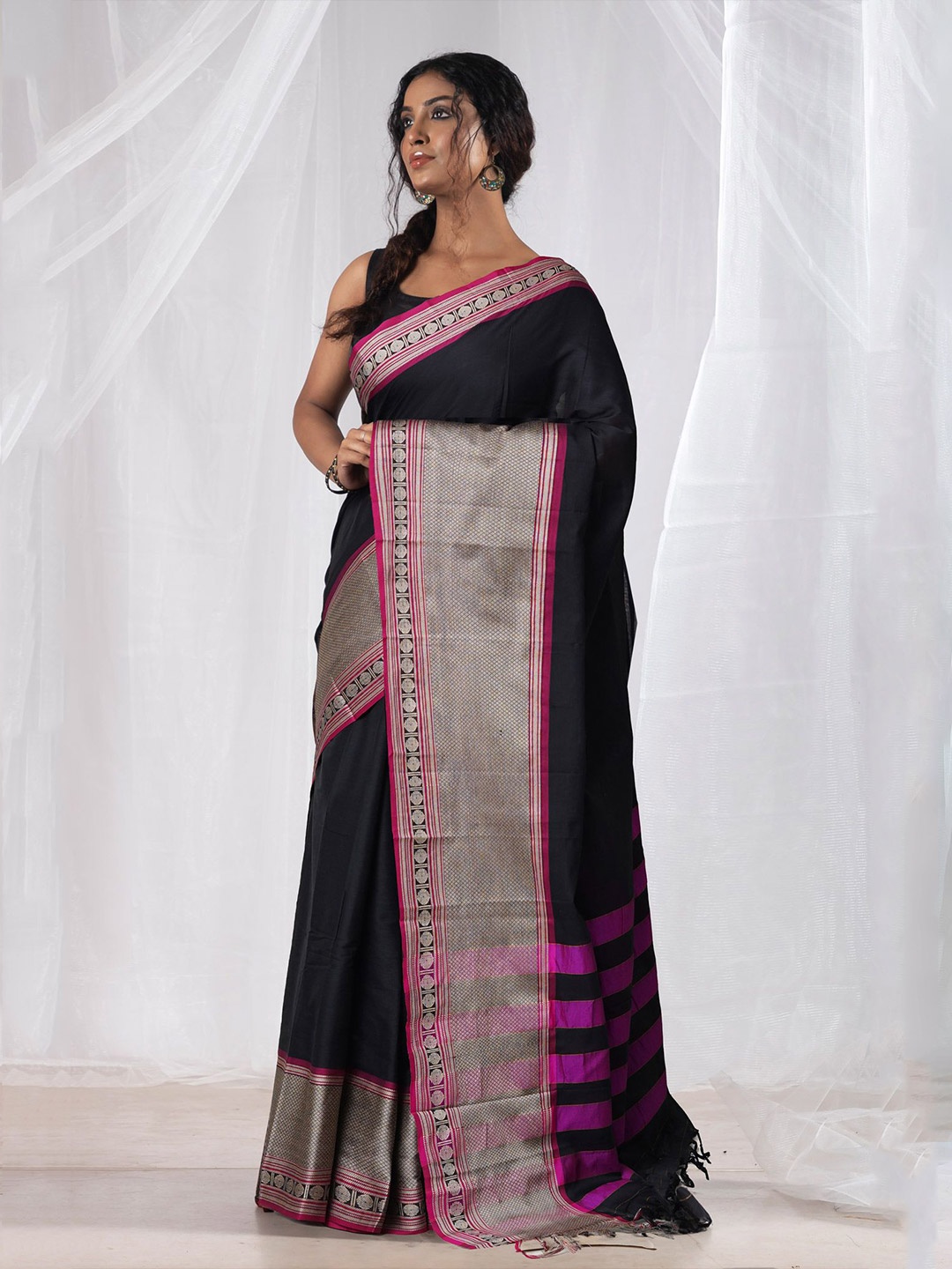 

Unnati Silks Zari Pure Cotton Handloom Narayan Peth Saree, Black