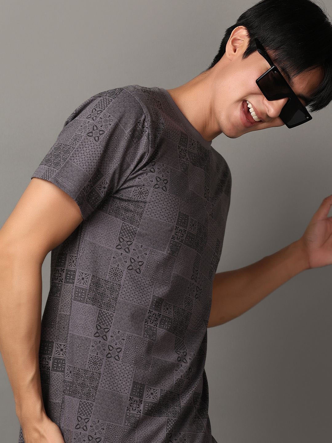 

V-Mart Round Neck Geometric Printed T-Shirt, Grey