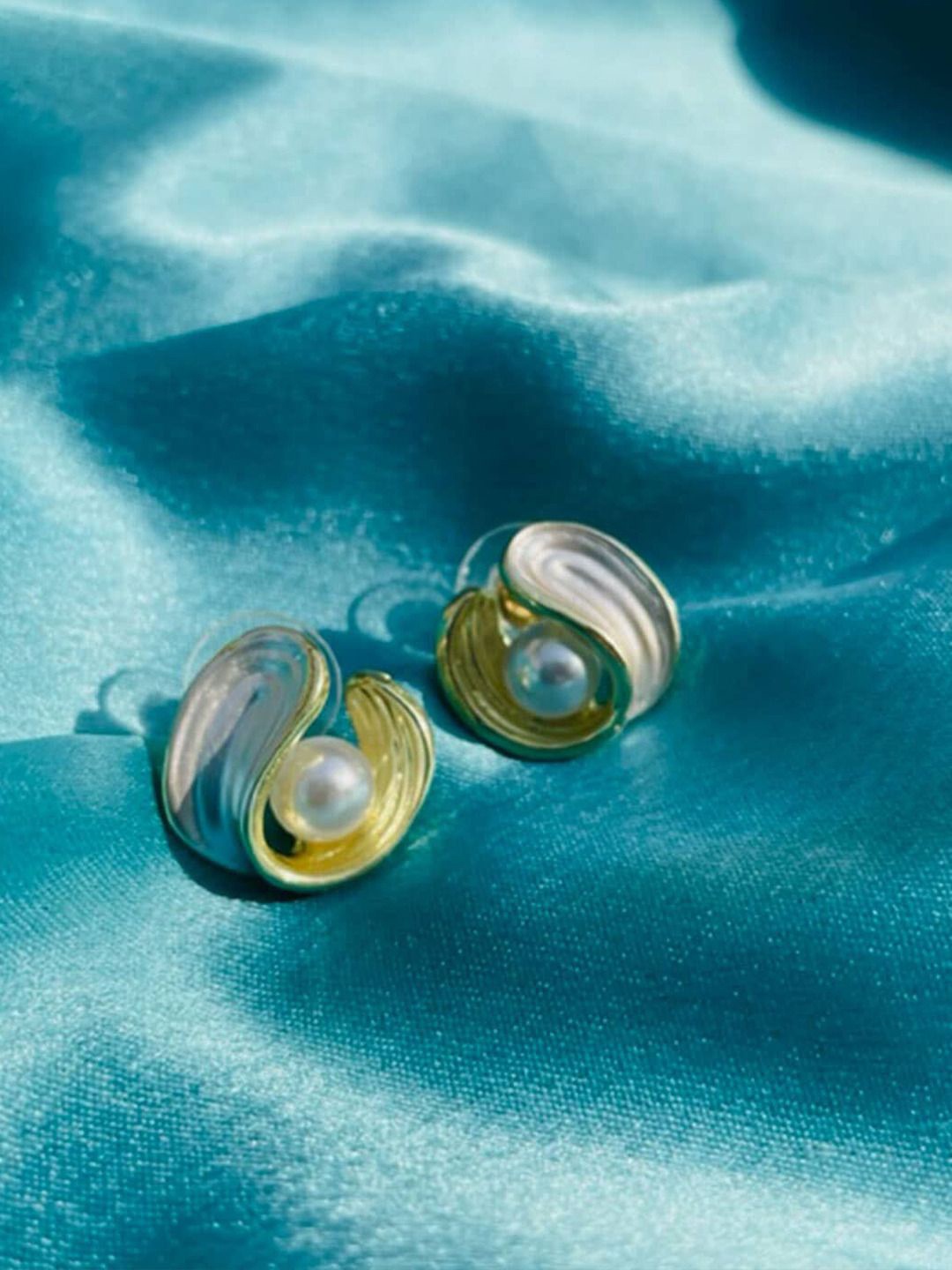 

Xivir Contemporary Studs Earrings, Gold