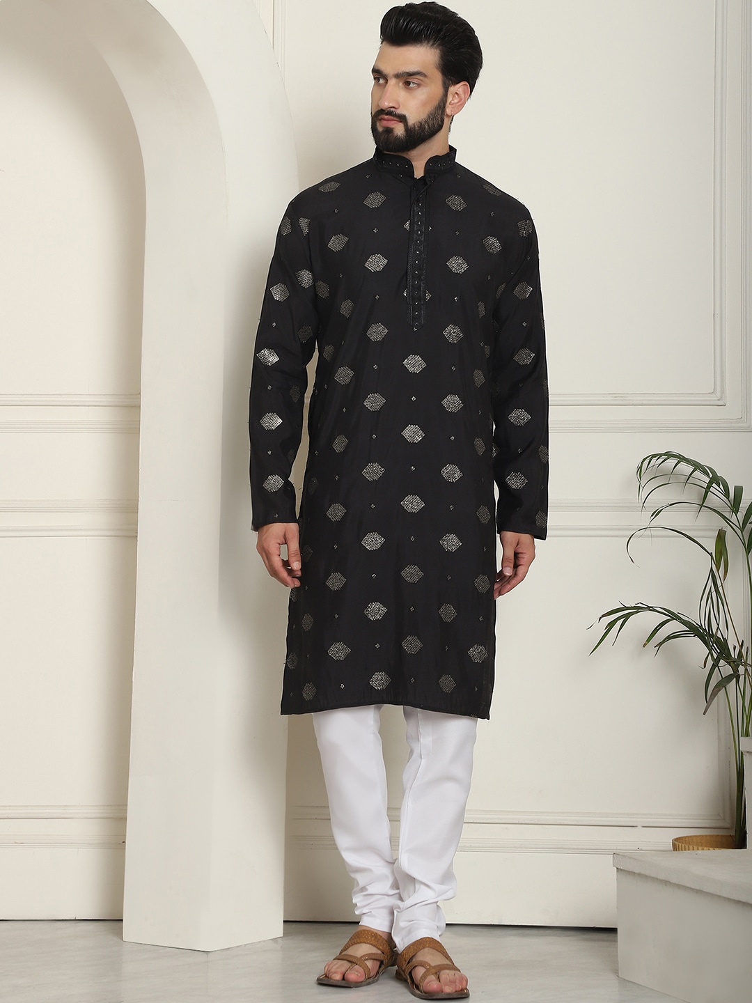 

SOJANYA Geometric Embroidered Sequinned Cotton Silk Straight Kurta With Churidar, Black