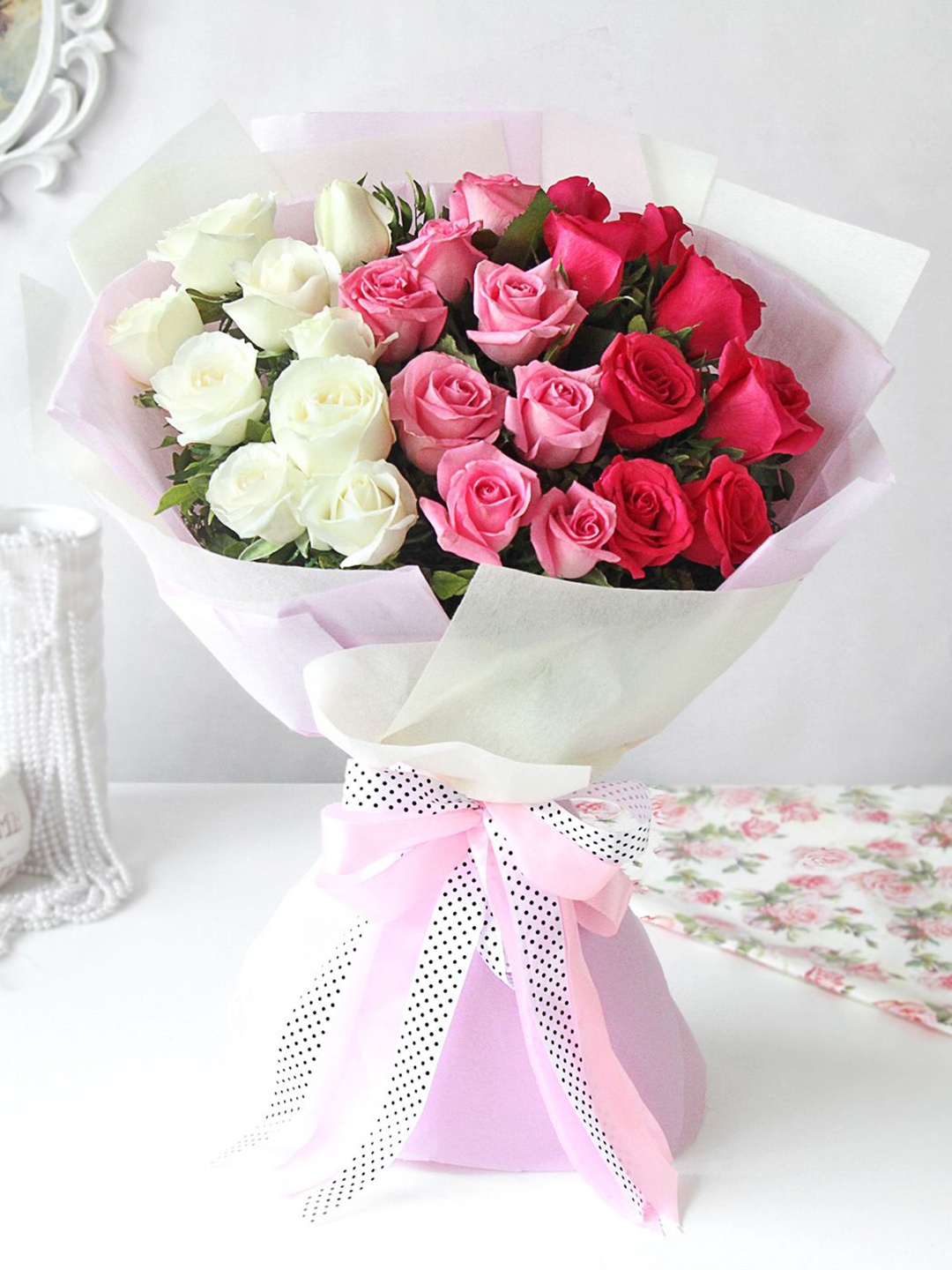

IGP Assorted 25 Rose Fresh Live Bouquet, White