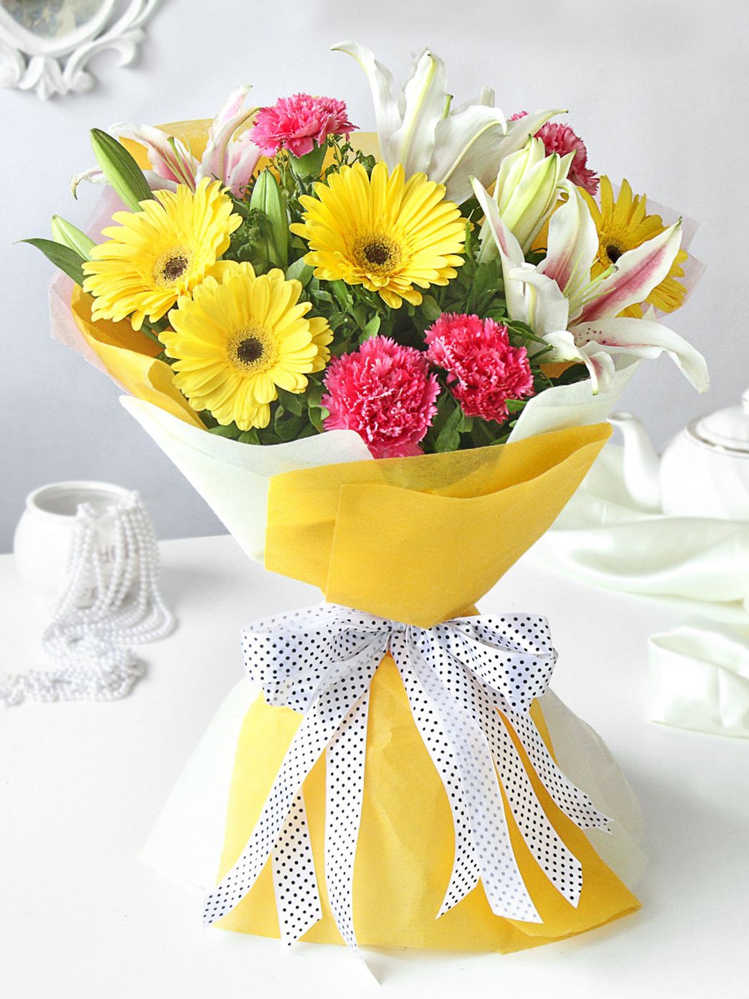 

IGP Assorted 12-Mixed Fresh Live Flower Bouquet, Yellow