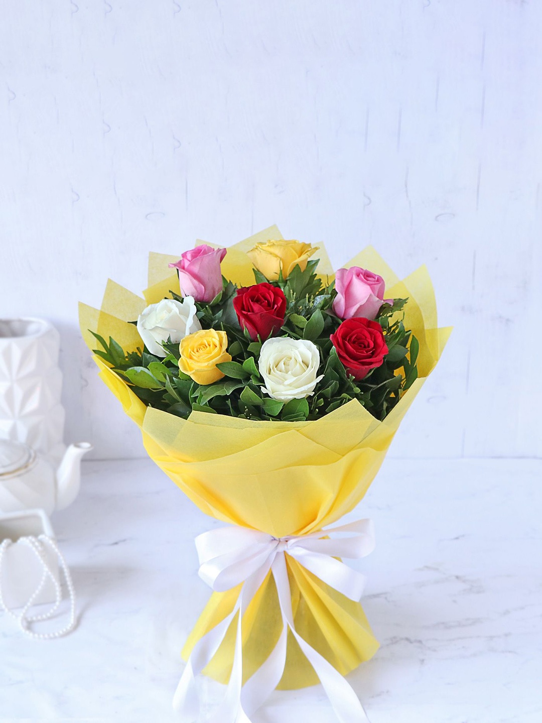 

IGP Yellow & White 8 Pieces Roses Fresh Flower Bouquet