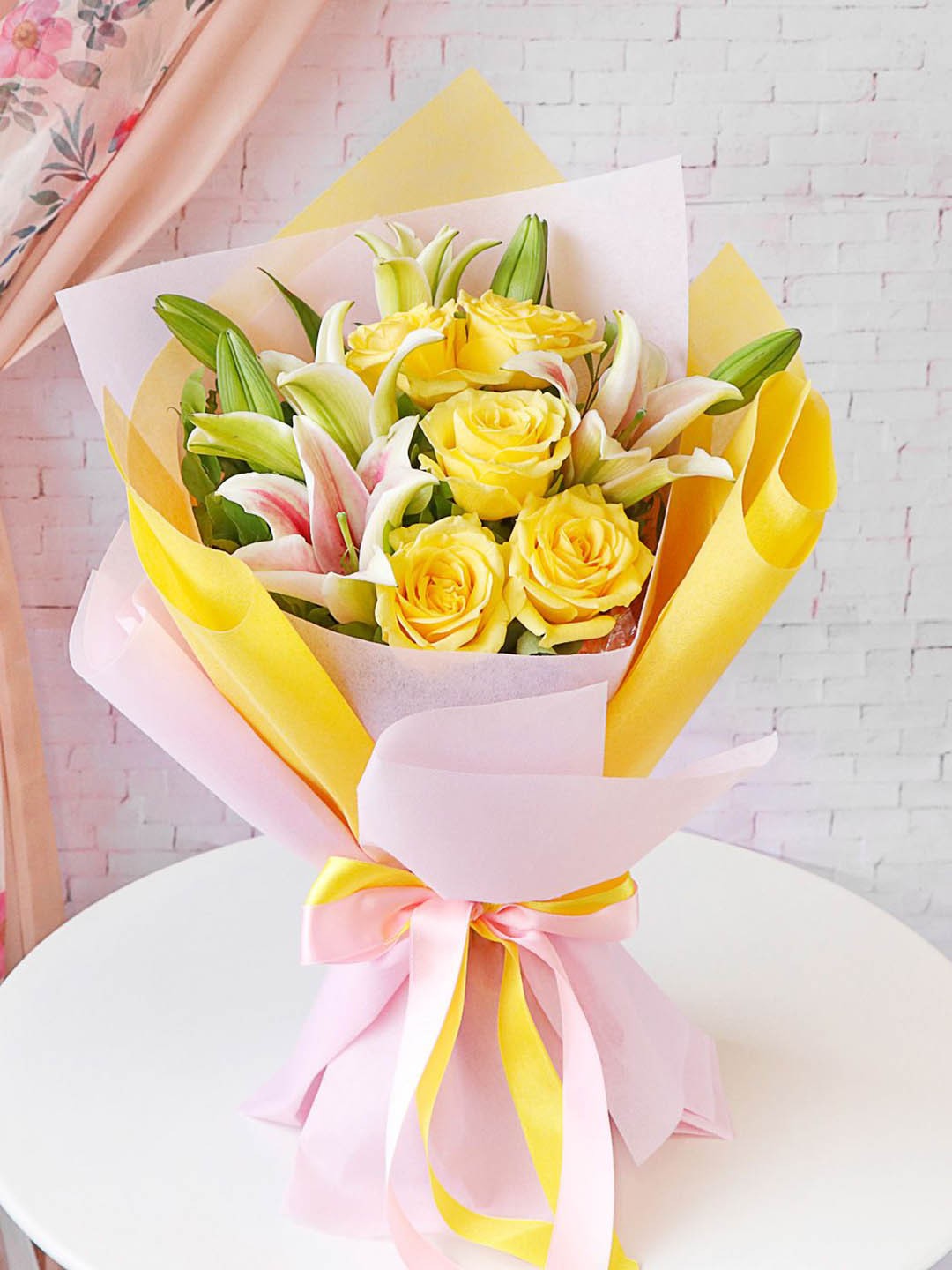 

IGP Yellow & Green 7 Pieces Rose & Lily Fresh Flower Bouquet
