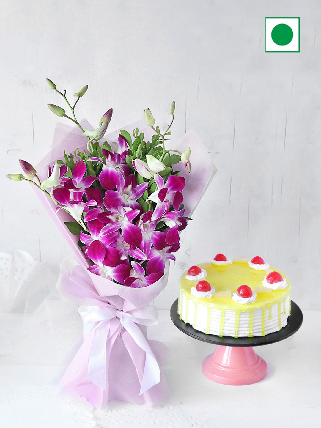 

IGP Bouquet With Round Shape Pineapple Eggless Cake -500g, Yellow