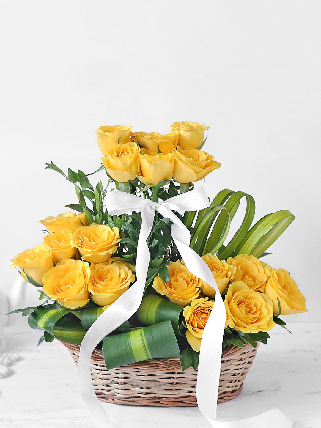 IGP Radiant Yellow & Green 18 Pieces Roses Fresh Flower In Basket