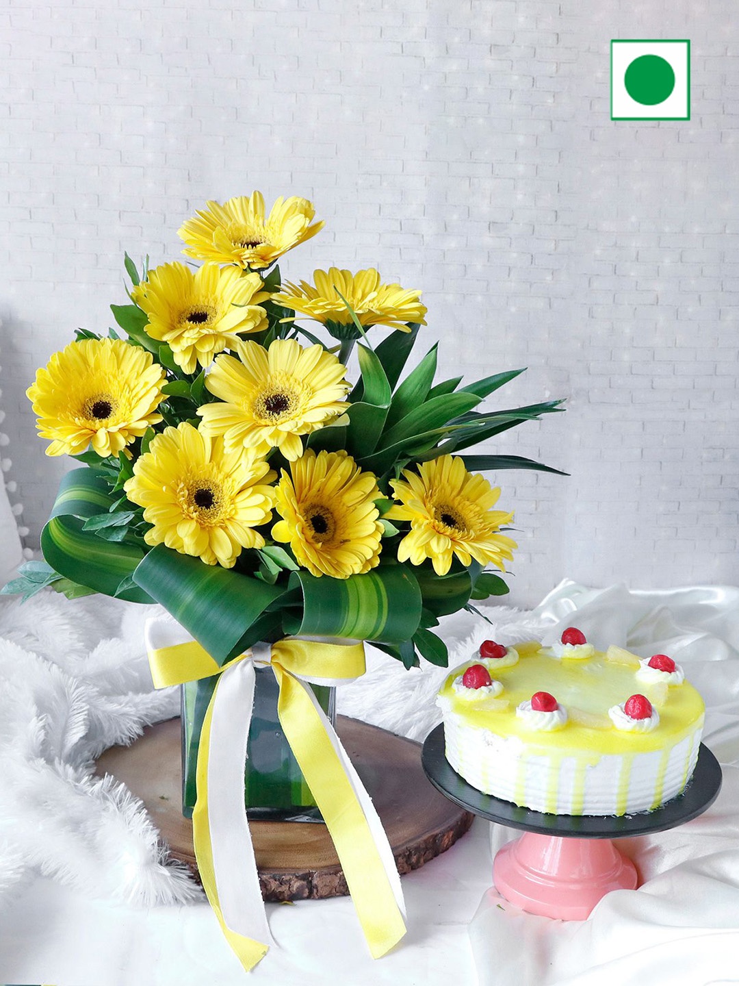 

IGP Bouquet With Round Shape Pineapple Eggless Cake -500g, Yellow