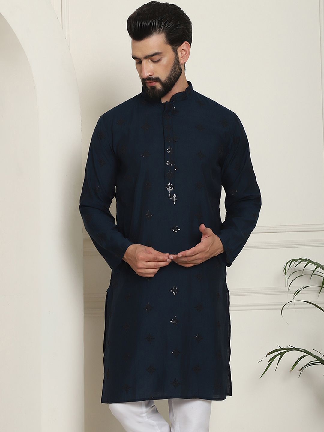 

SOJANYA Men Embellished Embroidered Kurta, Navy blue