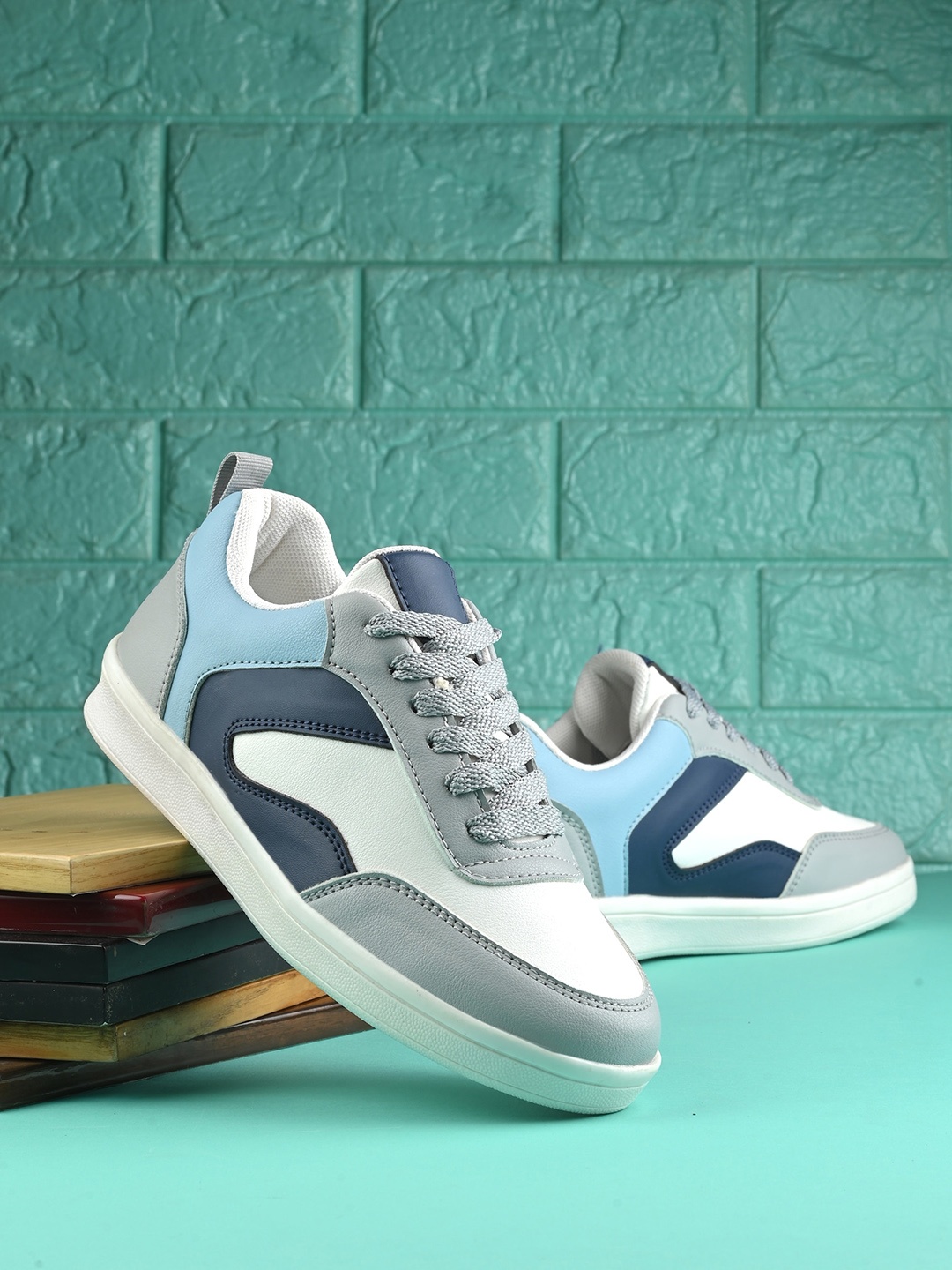 

The Roadster Lifestyle Co Women Colorblocked Casual Shoes, White
