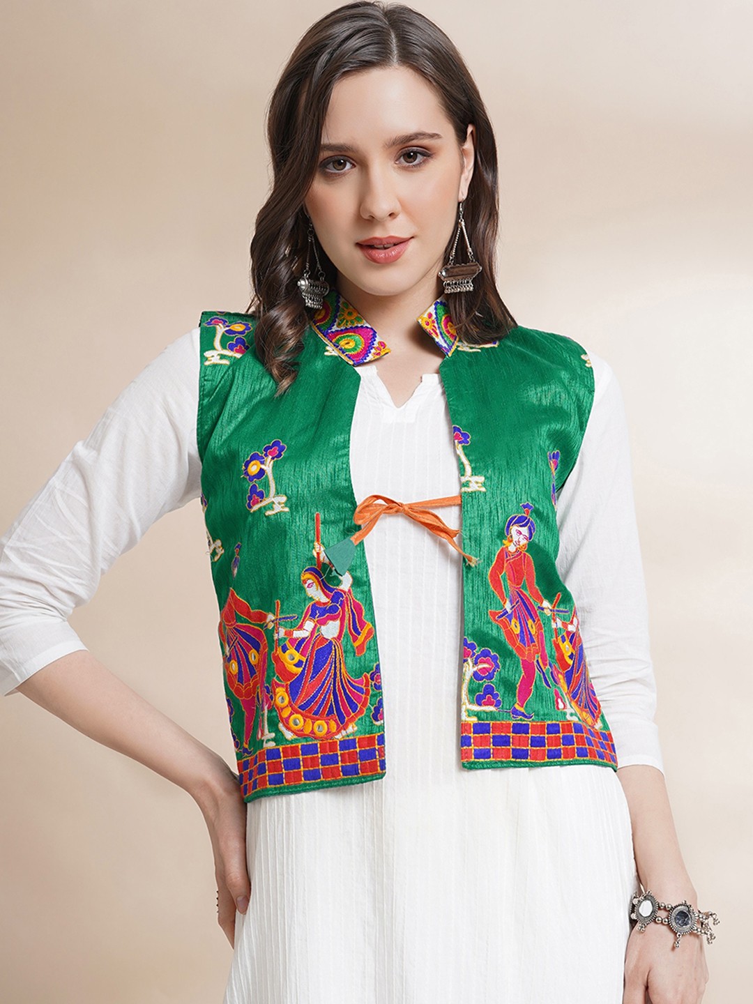 

BANJARA INDIA Women Geometric Crop Kutch Work EthnicTailored Jacket with Embroidered, Green
