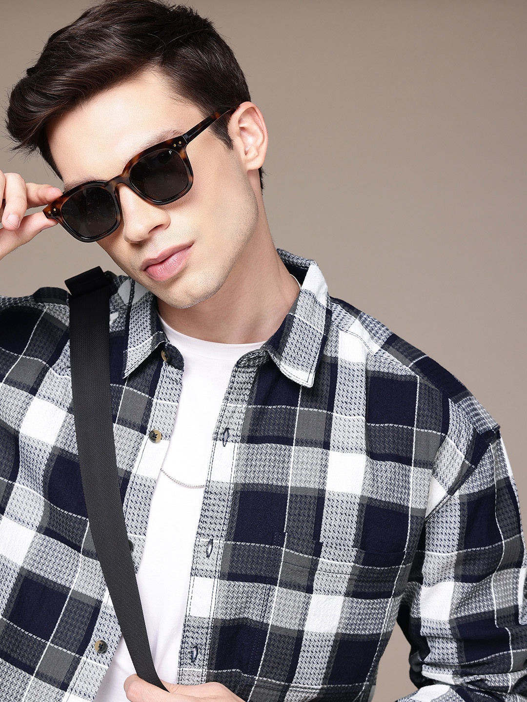 

Roadster Men Oversized Checked Casual Shirt, Navy blue