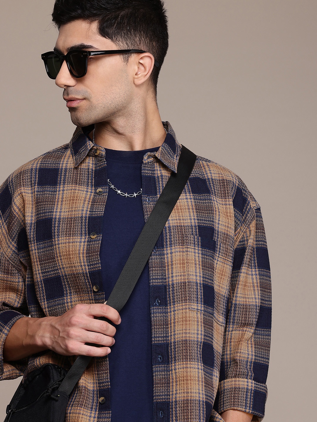 

Roadster Textured Self Design Tartan Checks Casual Shirt, Navy blue