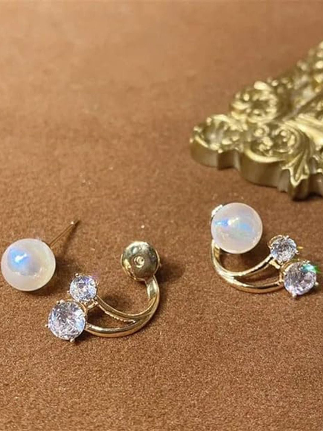 

Xivir Contemporary Studs Earrings, Gold