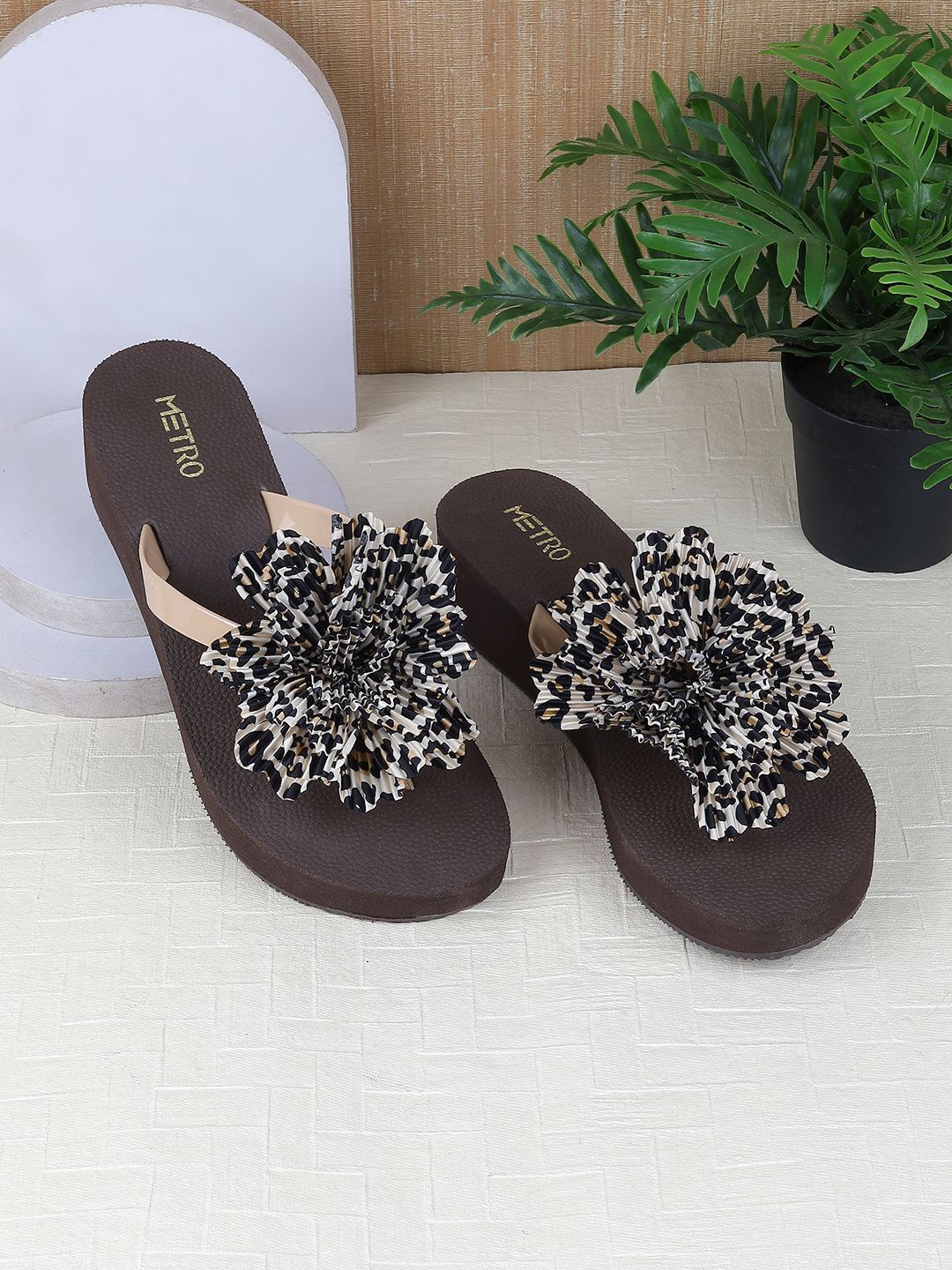 

Metro Women Open Toe Flats, Beige
