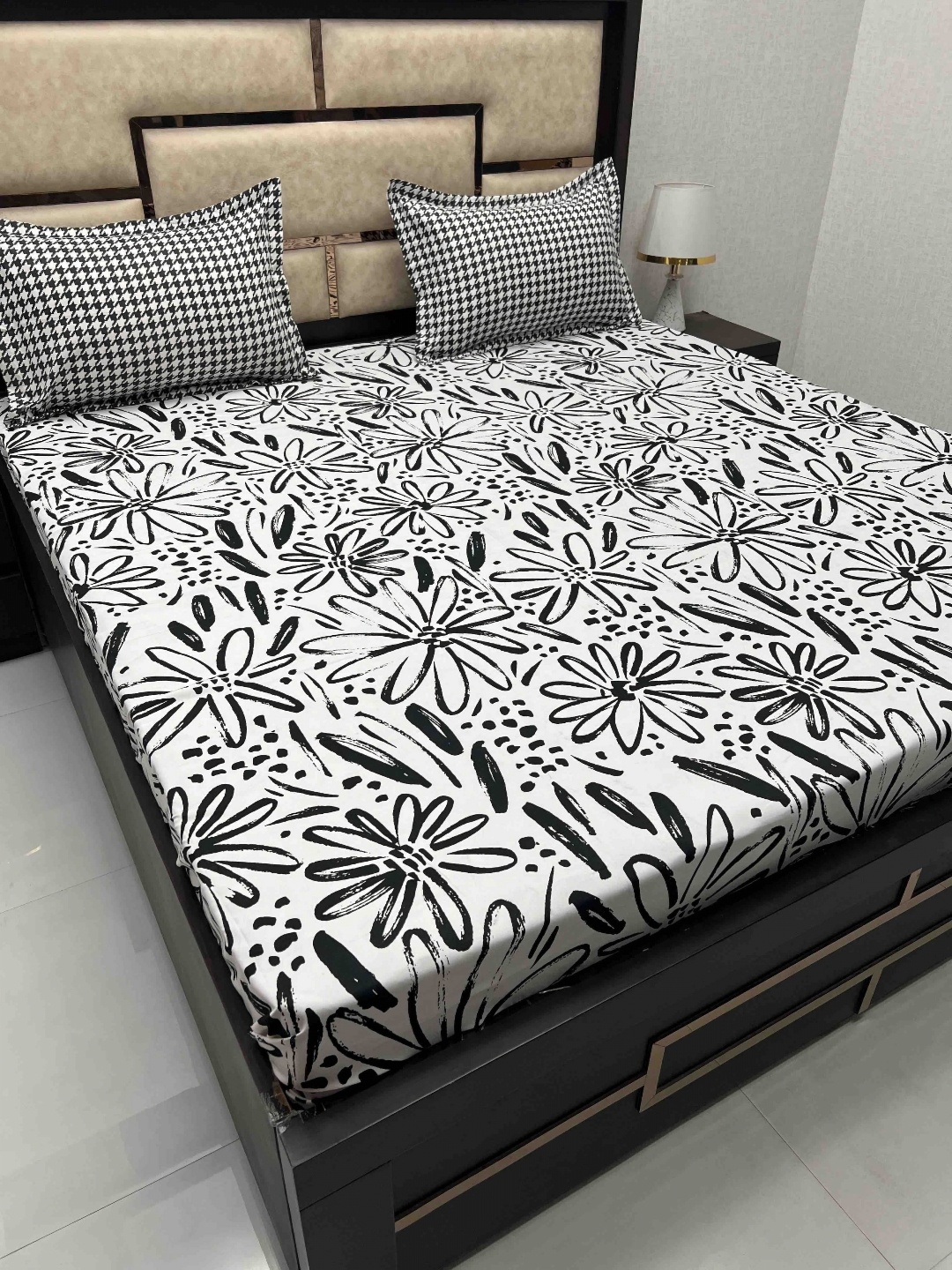 

Pure Decor Black & White Floral Cotton 260 TC King Bedsheet with 2 Pillow Covers