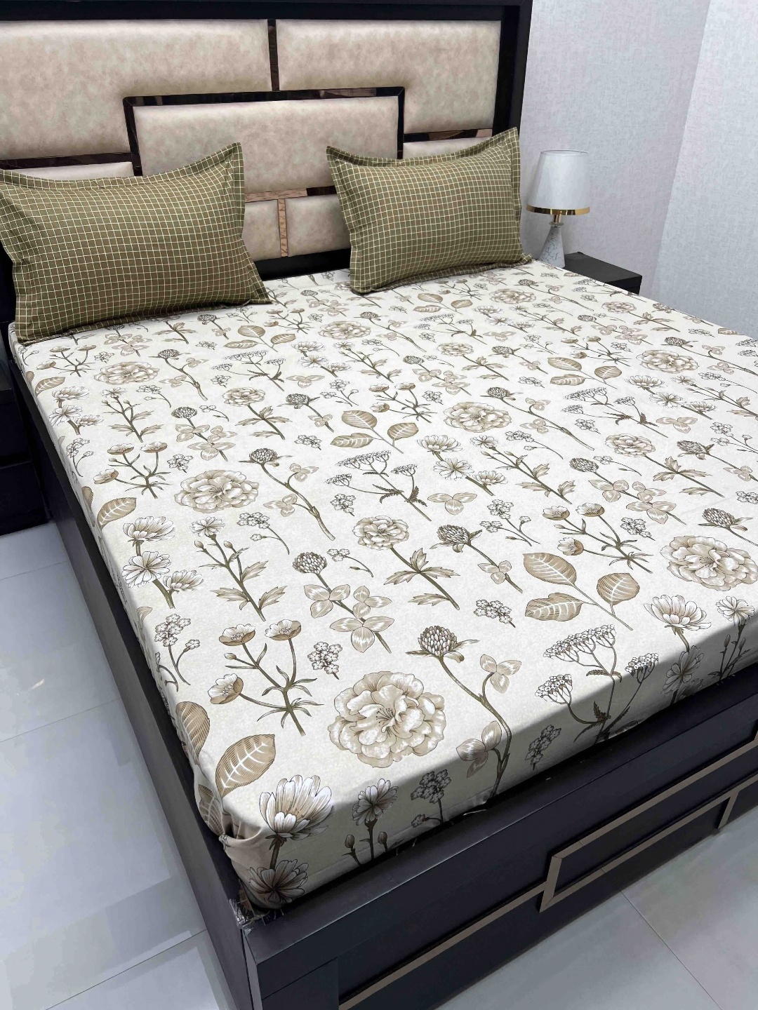 

Pure Decor Green & White Floral Cotton 260 TC King Bedsheet with 2 Pillow Covers