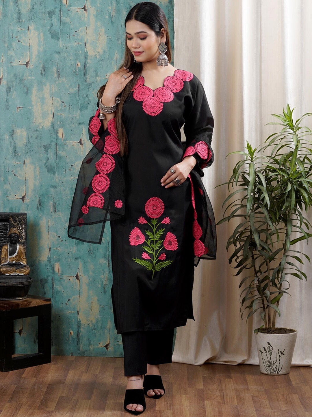 

MEHNAM Women Embroidered Regular Kurta with Trousers & Dupatta, Black