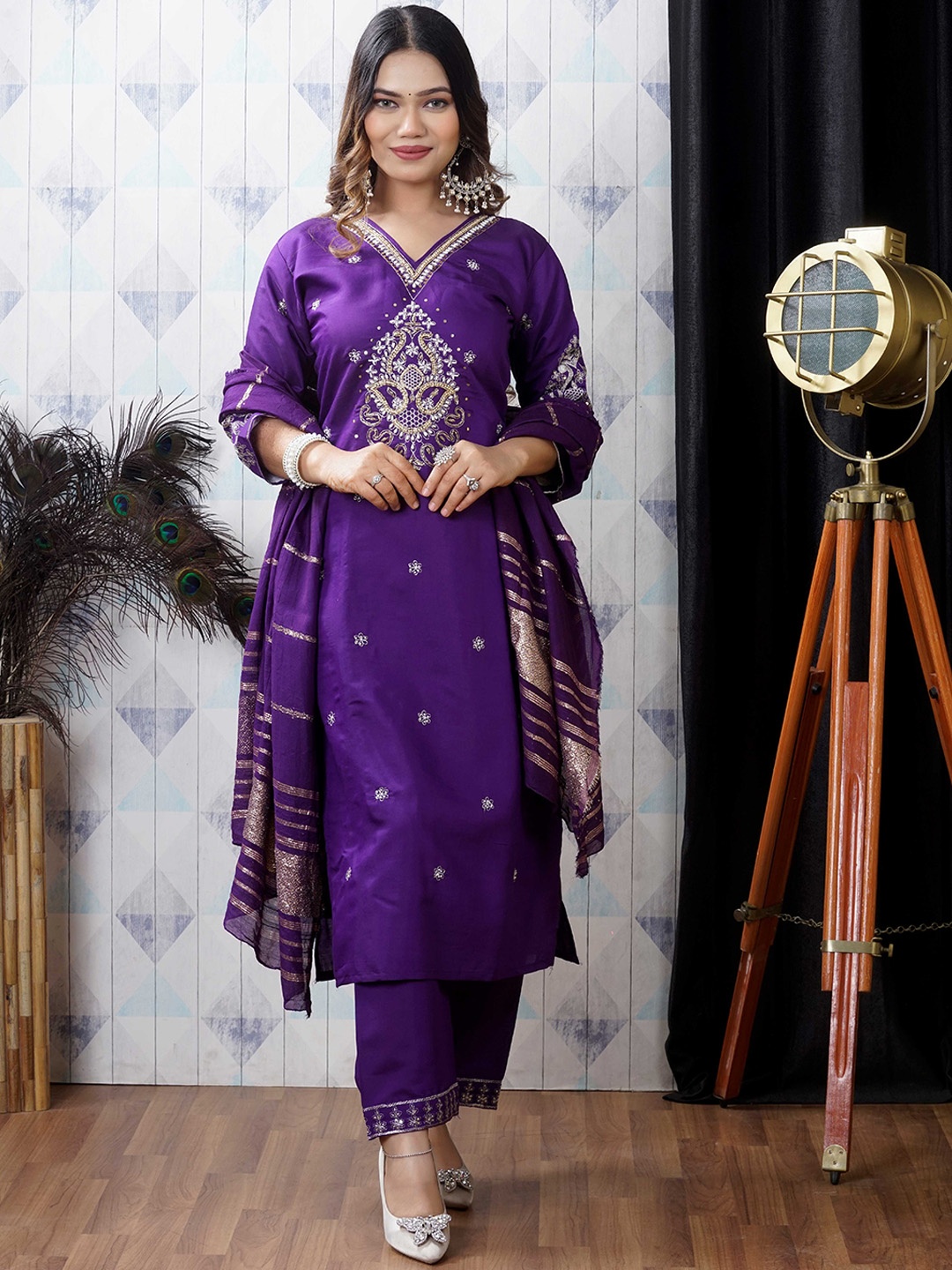 

MEHNAM Women Floral Embroidered Regulars Kurta with Trousers & Dupatta, Purple