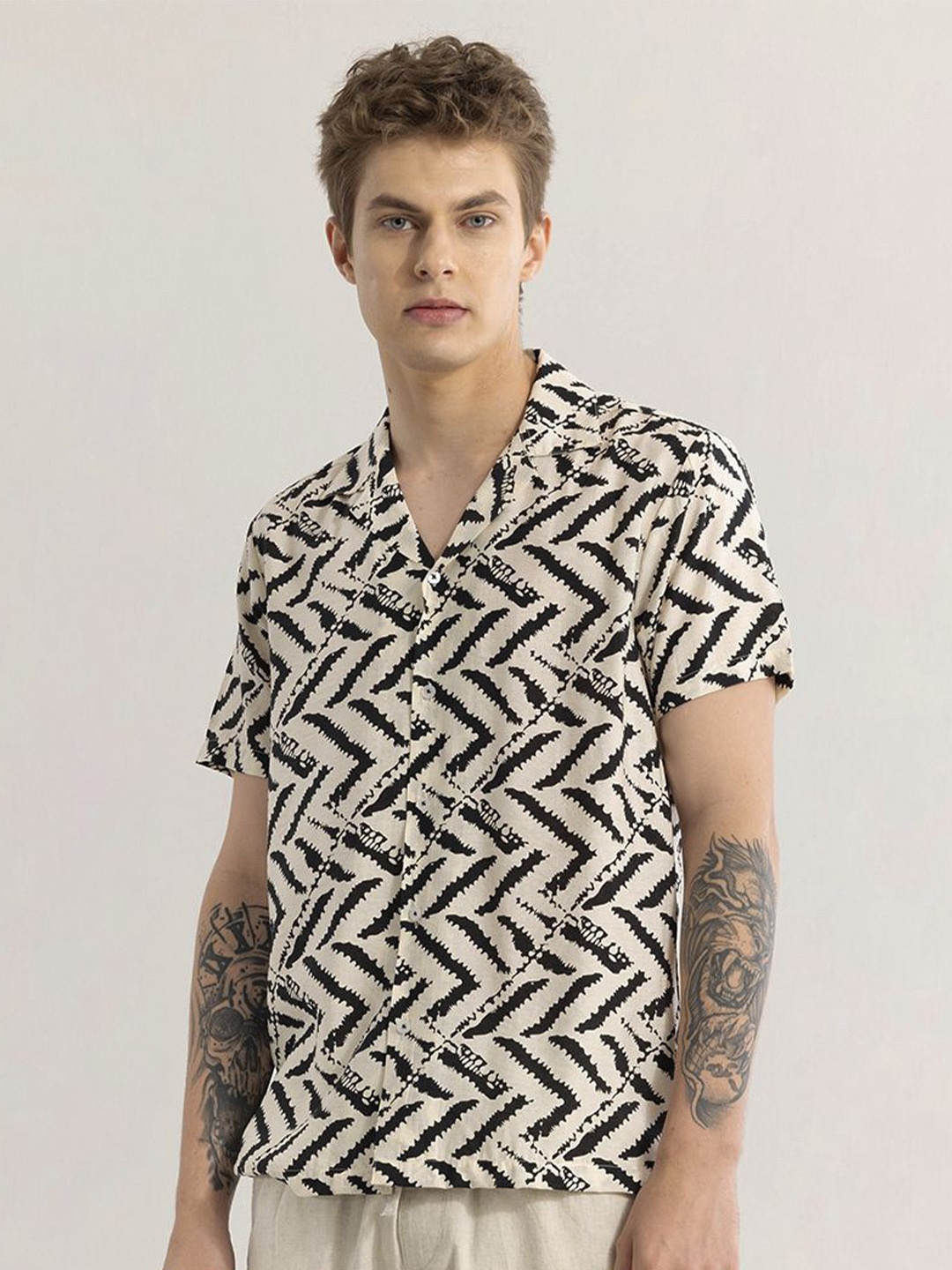 

Snitch Men Printed Snug Slim Fit Opaque Casual Shirt, Black