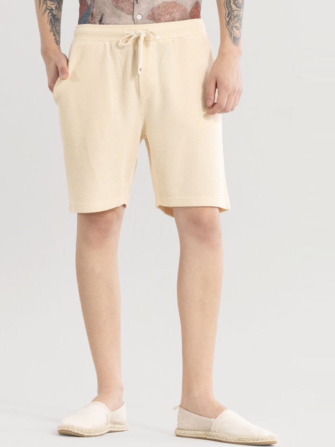 

Snitch Men Loose Fit High-Rise Shorts, Beige