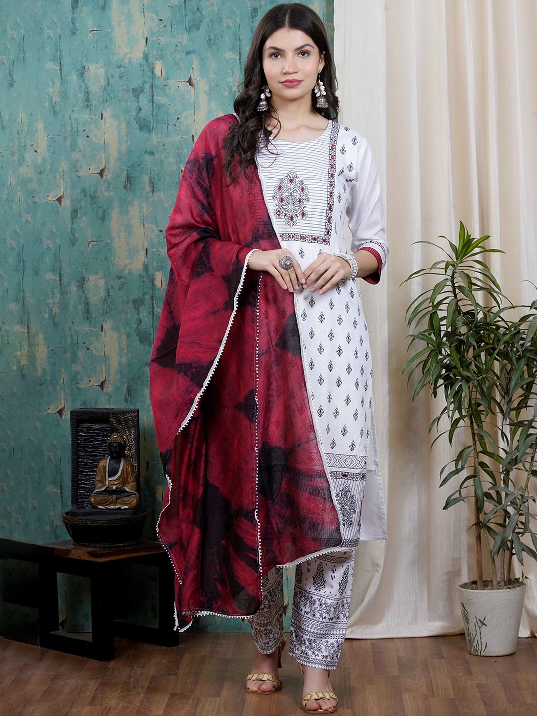 

MEHNAM Women Floral Printed Regular Kurta with Trousers & Dupatta, White