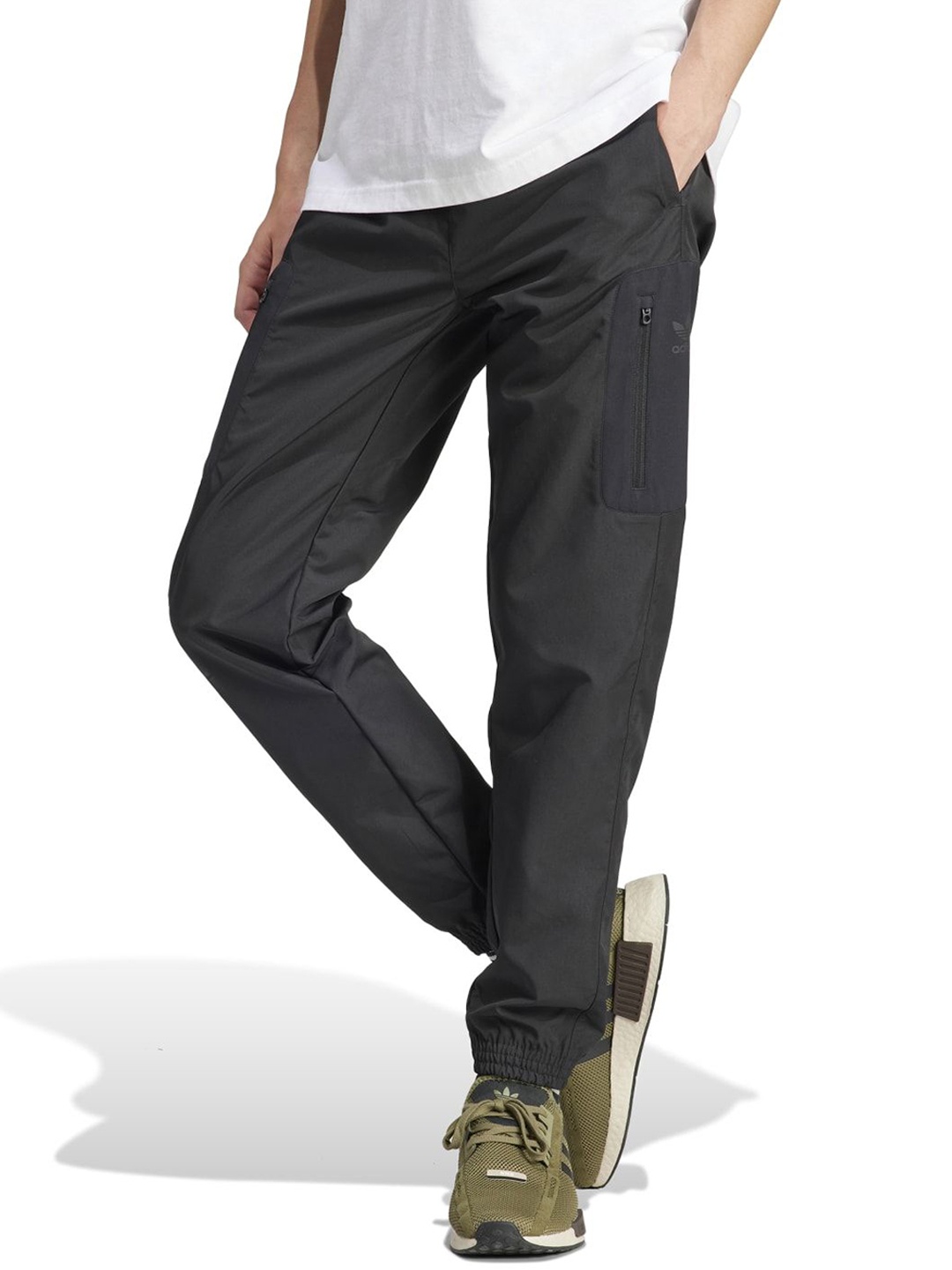 

ADIDAS Originals Men Side Pockets Joggers, Black