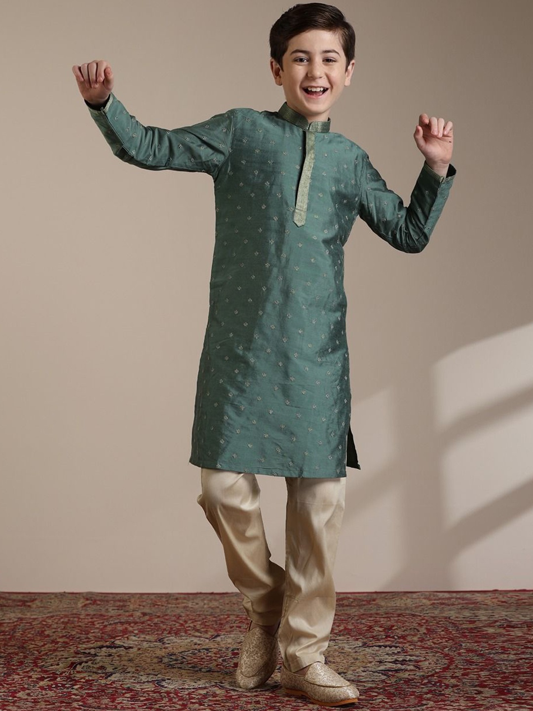 

Manyavar Boys Ethnic Motifs Embroidered Regular Kurta with Pyjamas, Olive