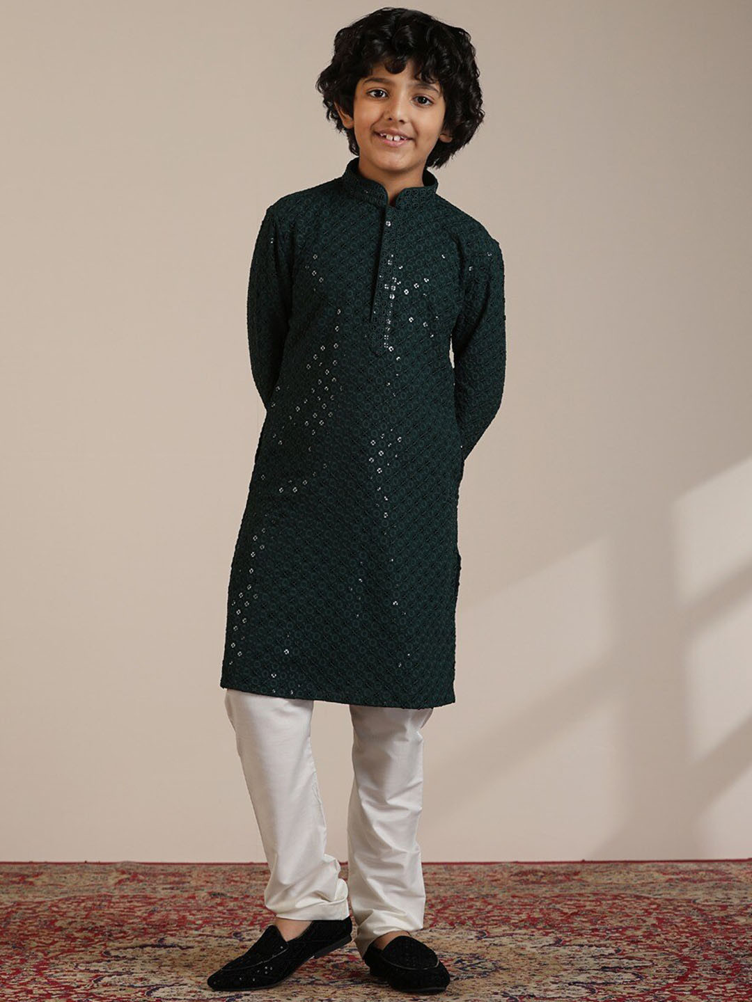 

Manyavar Boys Ethnic Motifs Embroidered Regular Chikankari Kurta with Pyjamas, Green