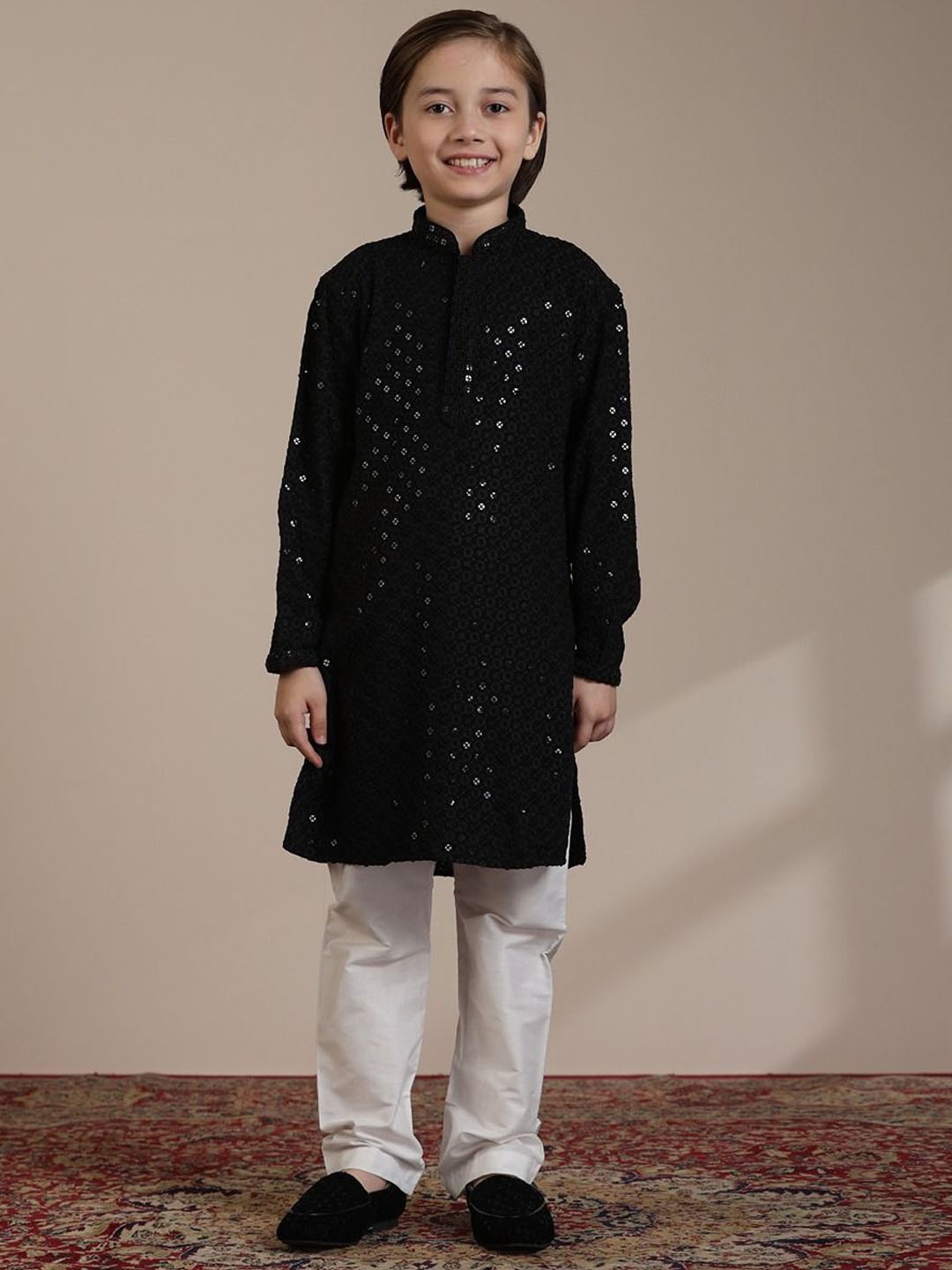 

Manyavar Boys Ethnic Motifs Embroidered Regular Chikankari Kurta with Pyjamas, Black