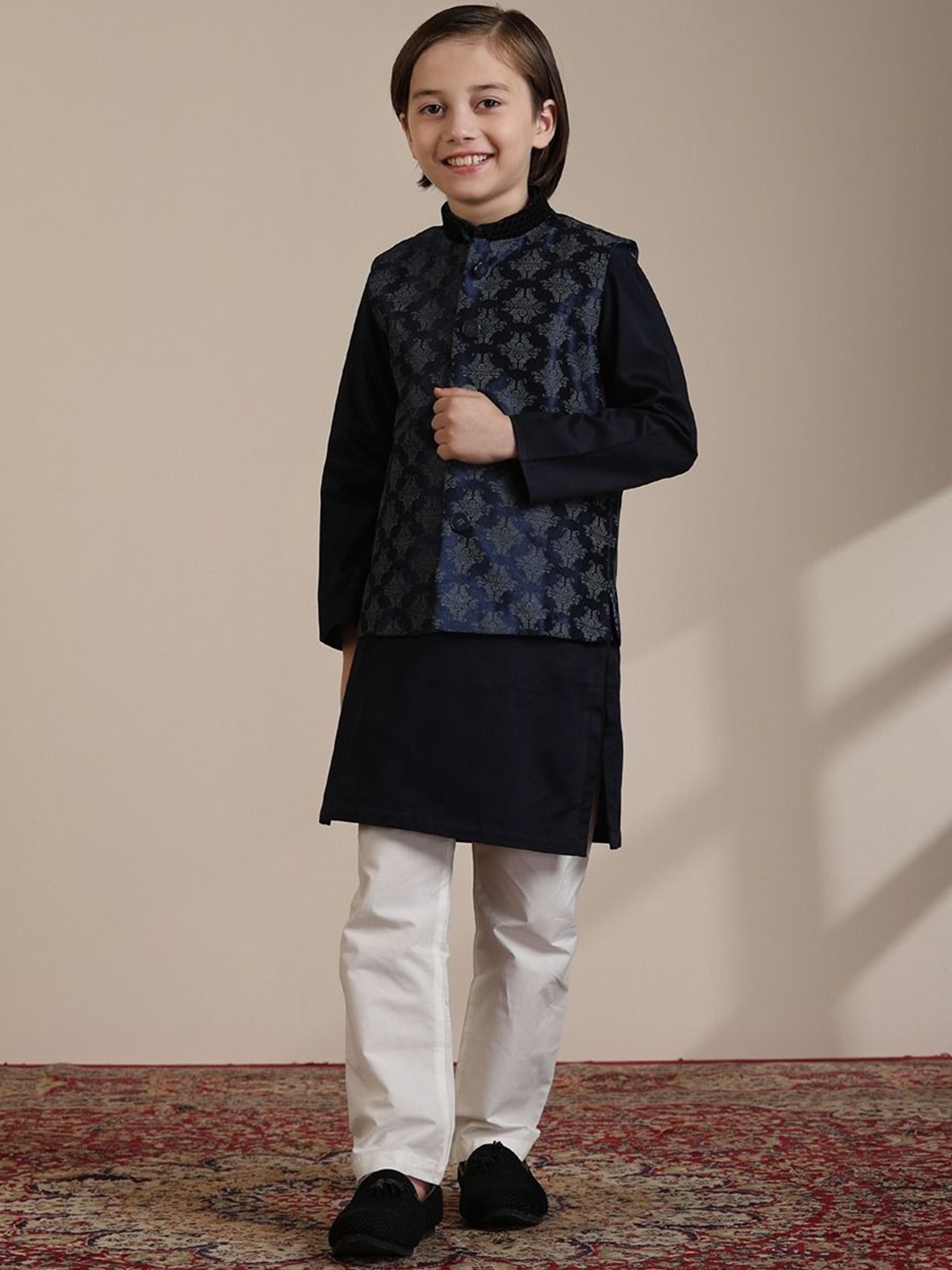 

Manyavar Boys Mandarin Collar Regular Straight Kurta With Pyjamas & Nehru Jacket, Blue