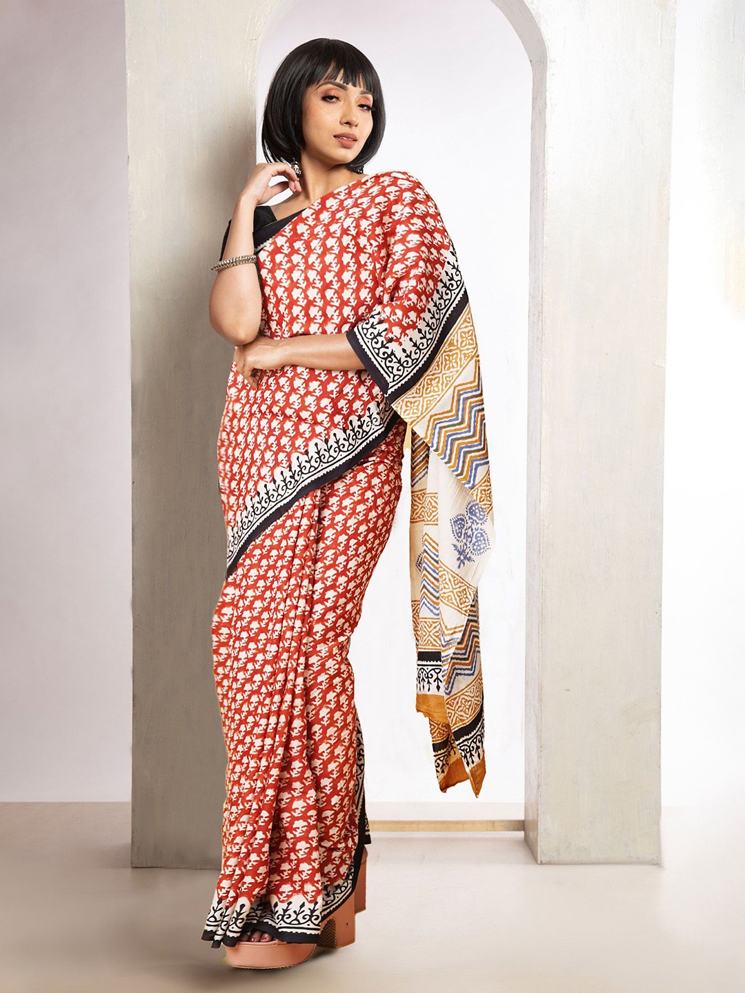 

Unnati Silks Floral Pure Cotton Handloom Bagru Saree, Red