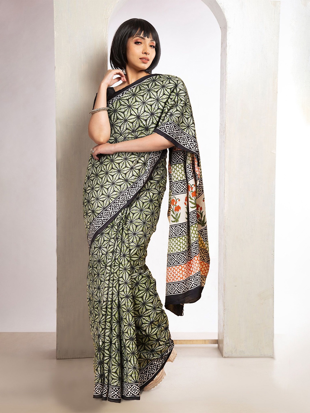 

Unnati Silks Floral Pure Cotton Handloom Bagru Saree, Black