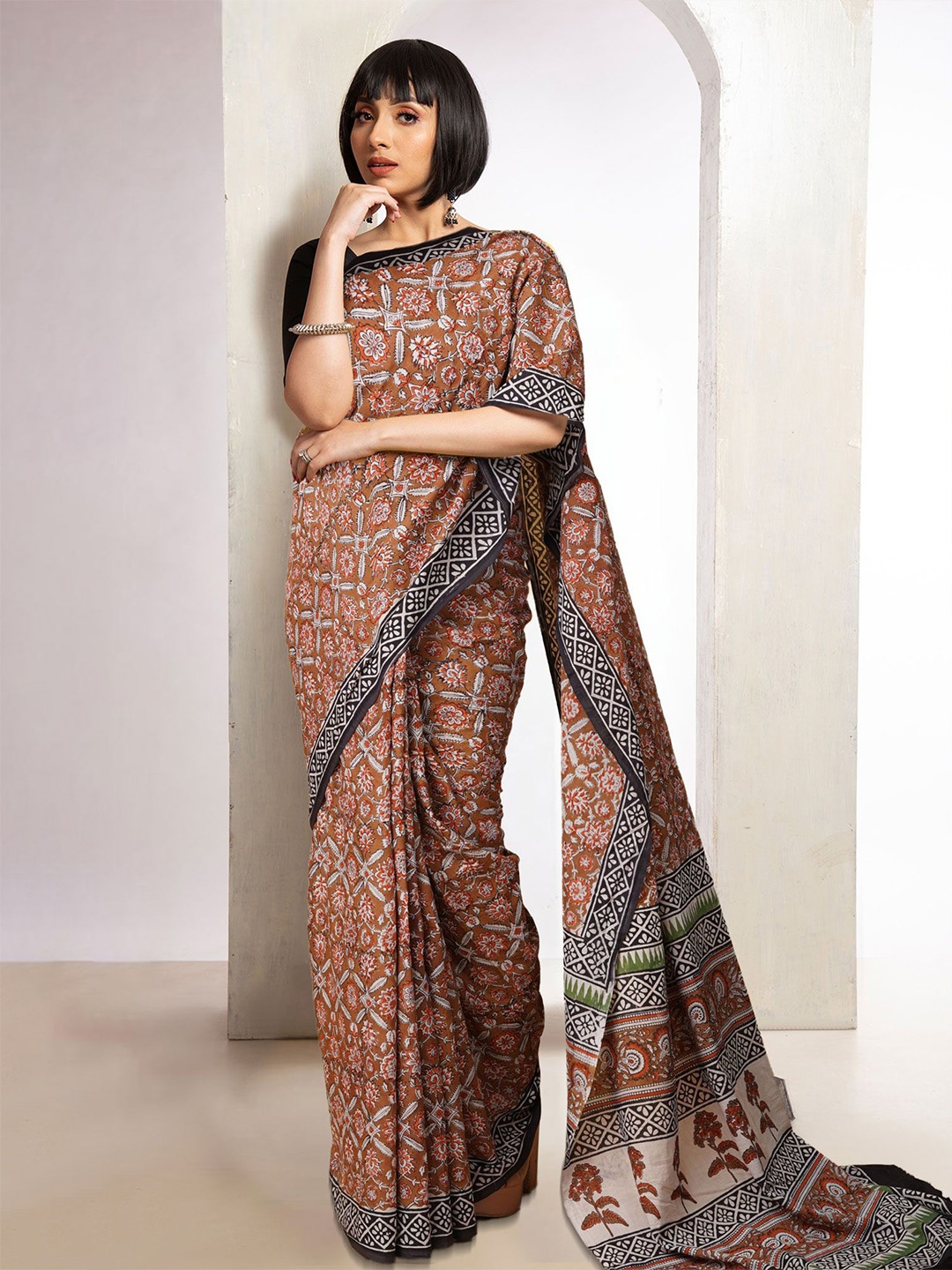 

Unnati Silks Floral Pure Cotton Handloom Bagru Saree, Brown