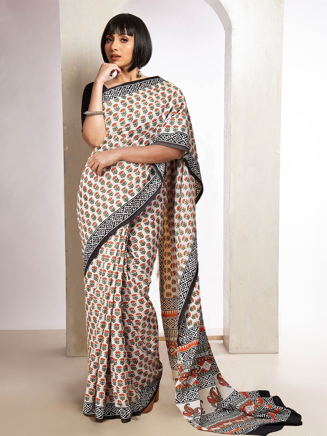 

Unnati Silks Floral Pure Cotton Handloom Bagru Saree, Cream
