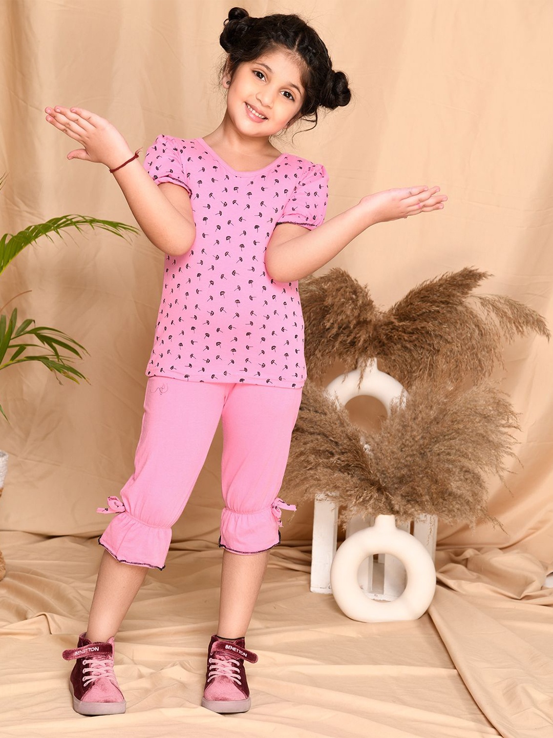 

Kids Cave Girls Printed Top with Capris, Pink