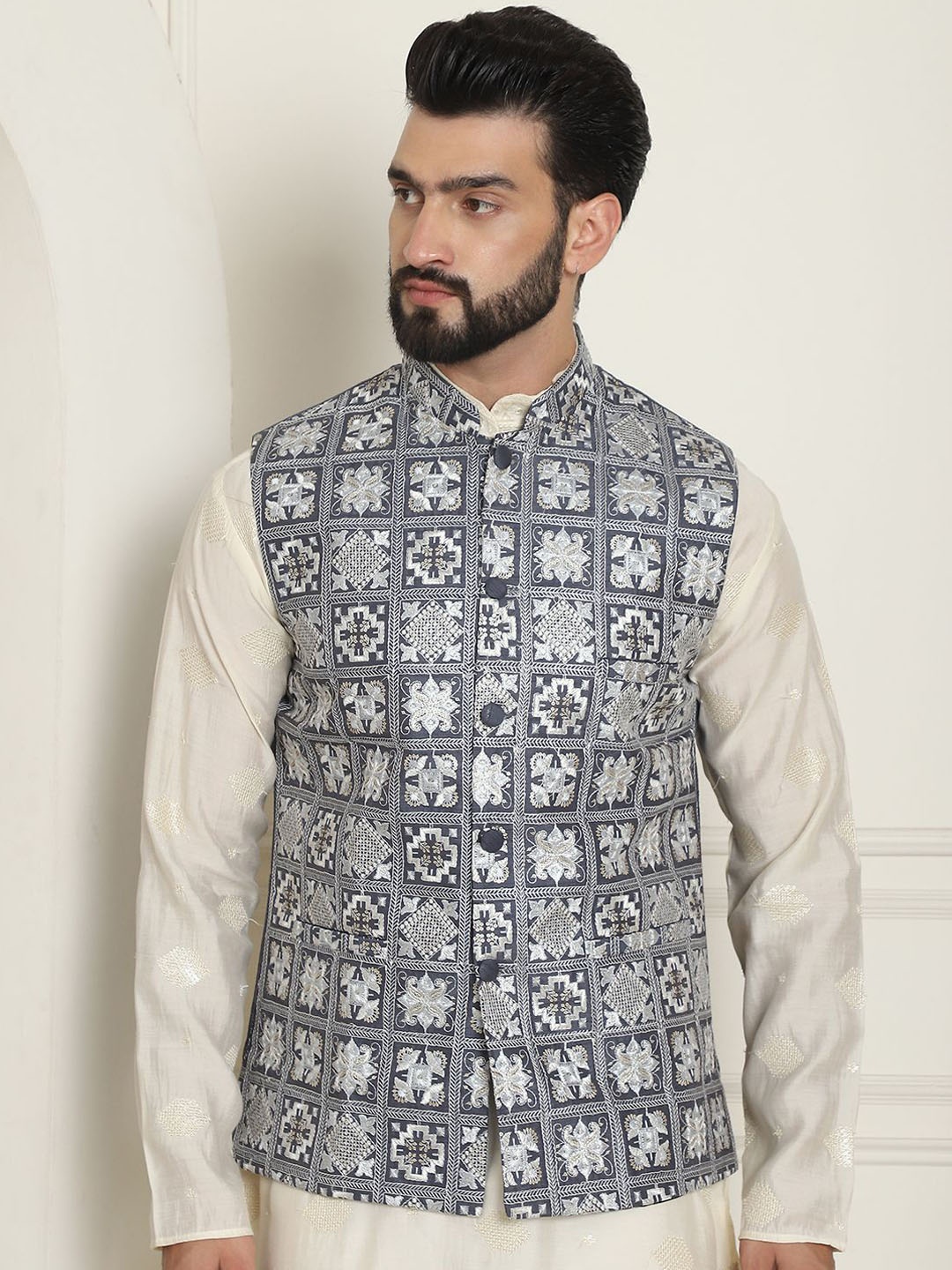 

SOJANYA Men Embroidered Nehru Jackets, Grey