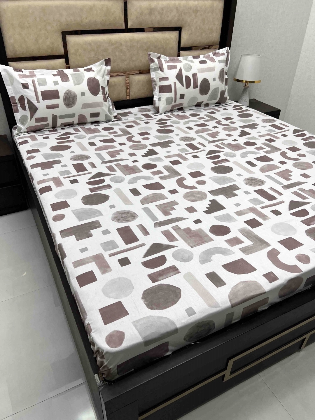 

Pure Decor Brown & White Geometric Pure Cotton King 380 TC Bedsheet with 2 Pillow Covers