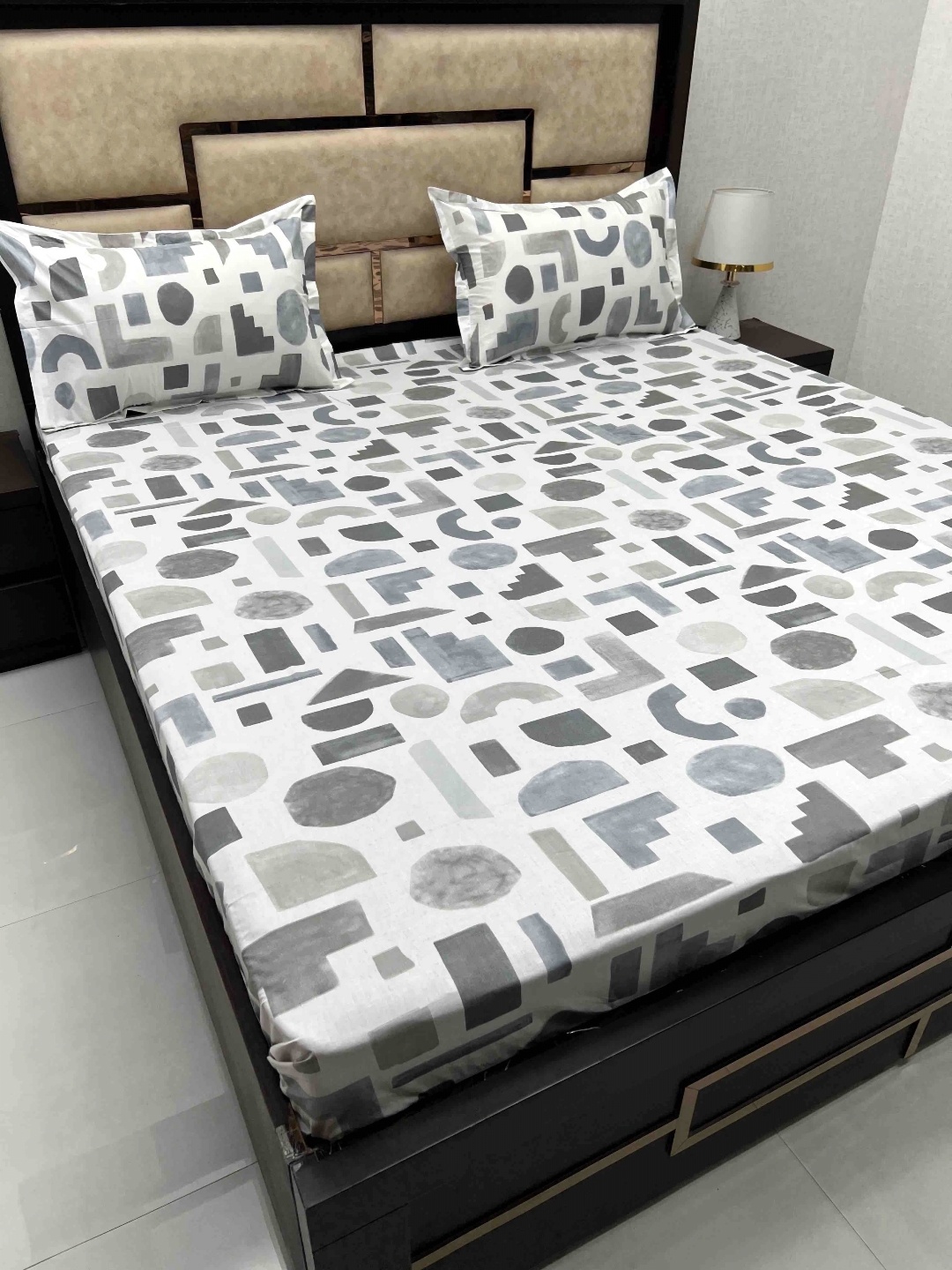

Pure Decor Grey & White Geometric Printed Cotton King Bedsheet with 2 Pillow Covers