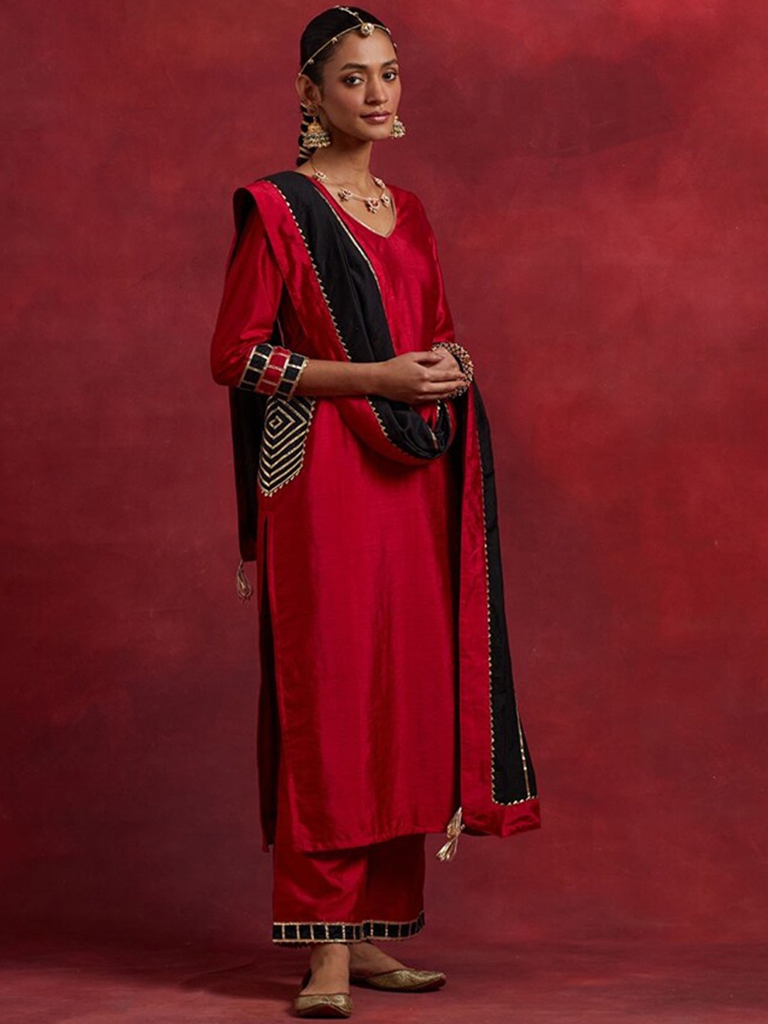 

THE INDIAN CAUSE Women Red Black Embroidered Flared Sleeves Thread Work Kurta