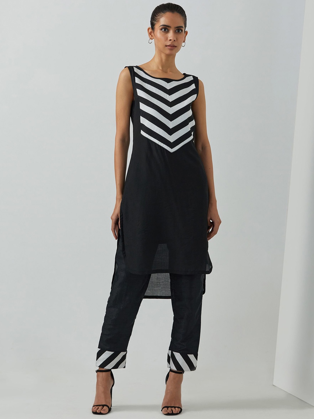 

THE INDIAN CAUSE Striped Boat Neck Sleeveless Straight Kurta, Black