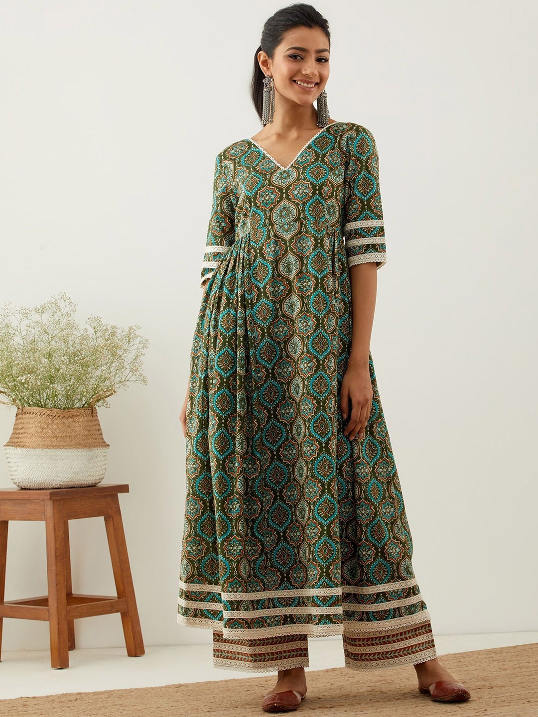 

THE INDIAN CAUSE Ethnic Motifs Printed Gotta Patti Pleated Anarkali Kurta, Green