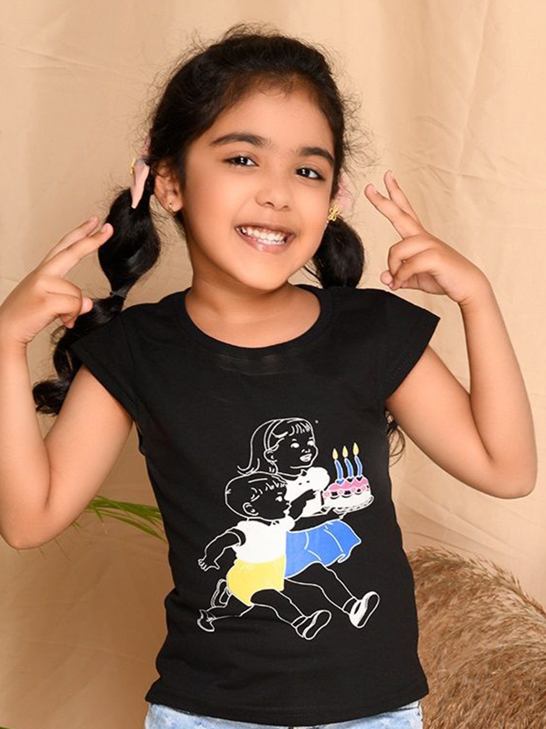 

Kids Cave Girls Printed Slim Fit T-shirt, Black