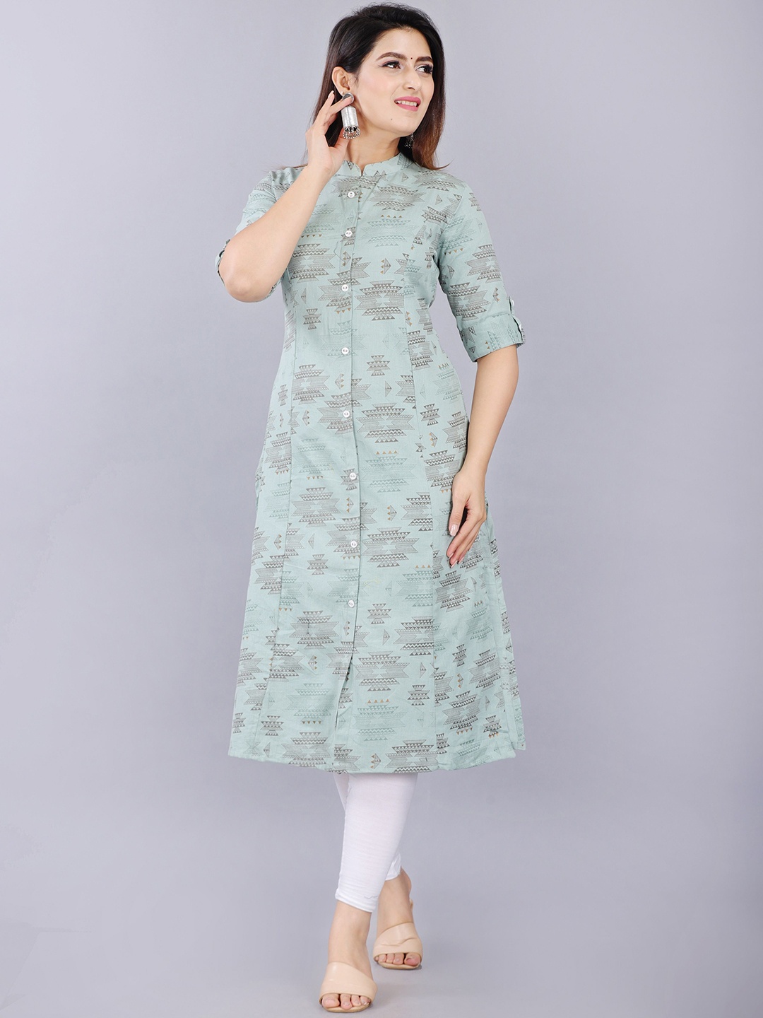 

Mintmarie Women Dyed Sequinned Asymmetric Kurta, Green
