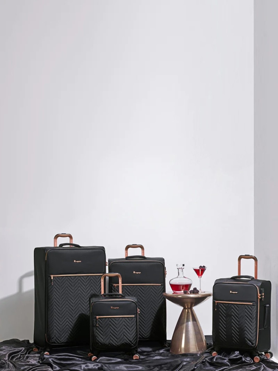 

IT luggage bewitching Set Of 3 Textured Suitcase Trolley Bag, Black