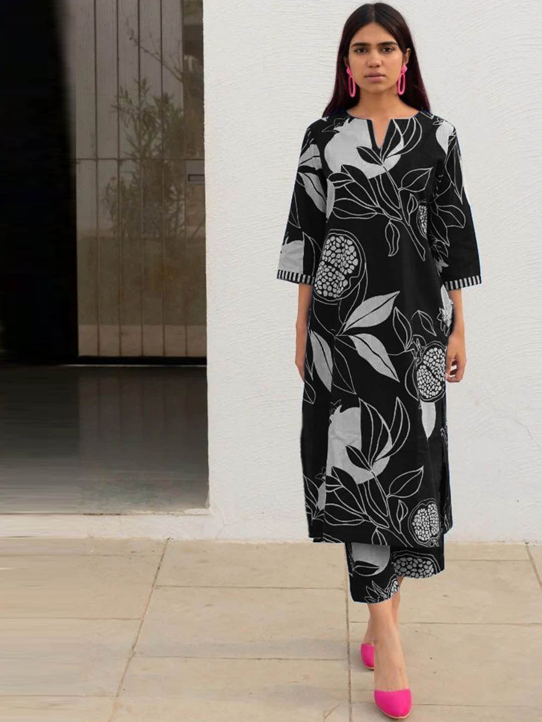 

KALINI Women Floral Printed Regular Kurta with Trousers, Black