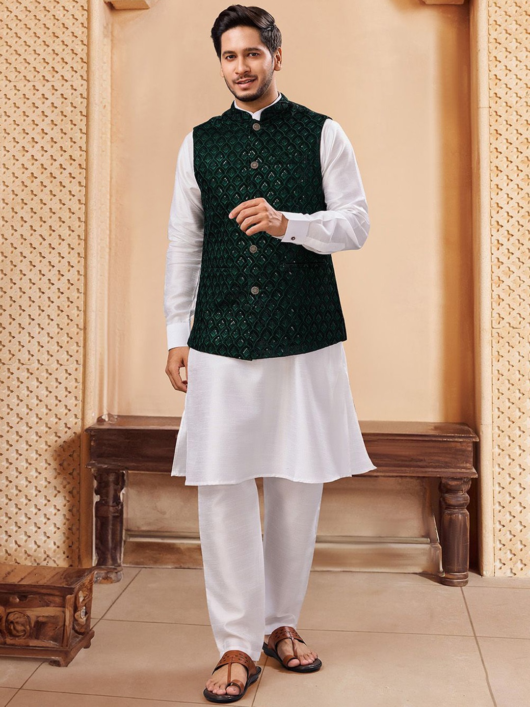 

House of Pataudi Men Mandarin Collar Kurta With Pyjama & Ethnic Motif Nehru Jacket, White
