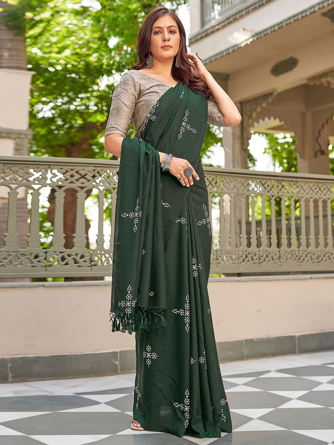 

Mitera Floral Printed Saree, Green